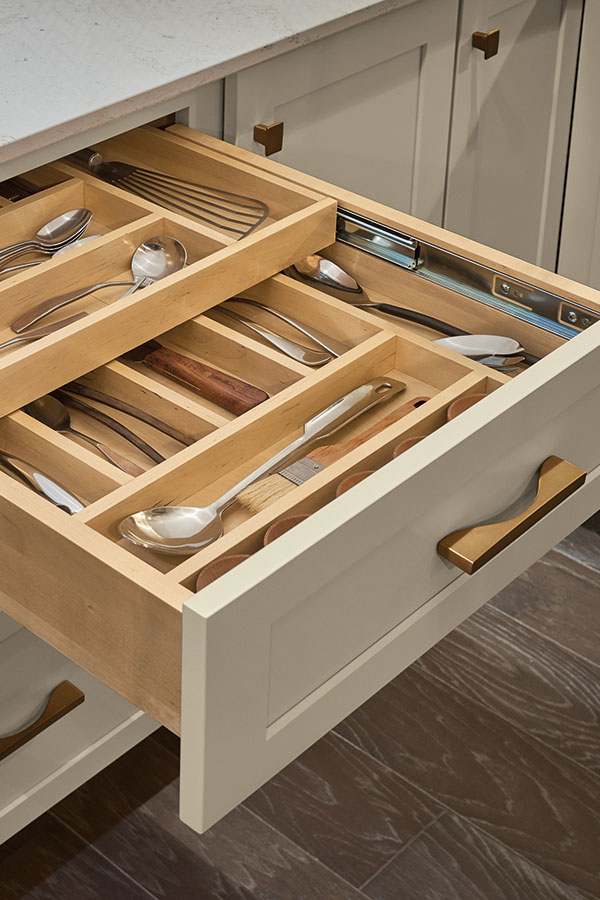 /file/media/midcontinent/products/cabinet_interiors/3cutlerywoodtiereddrwmegr.jpg
