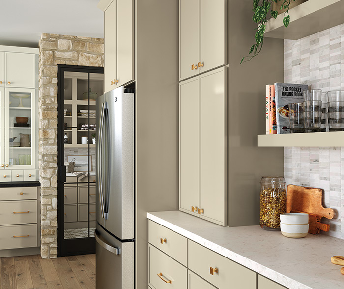 Narrow Shaker Door Style with Neutral Paint Colors